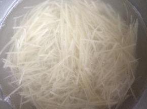 用水淘洗三次土豆丝，洗去淀粉。
