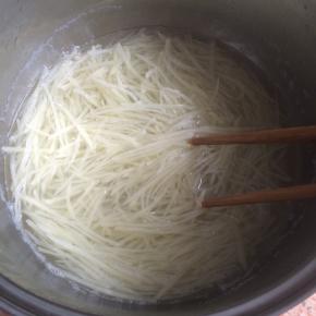 开水里焯烫3分钟。