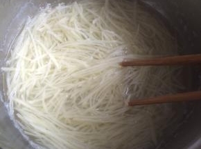 开水里焯烫3分钟。