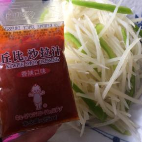 挤上适量丘比沙拉汁香辣口味料包。