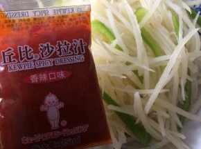 挤上适量丘比沙拉汁香辣口味料包。
