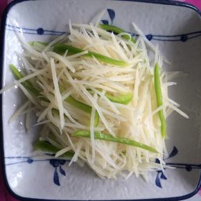 焯烫好的土豆丝过凉水，加入青椒丝。