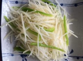焯烫好的土豆丝过凉水，加入青椒丝。