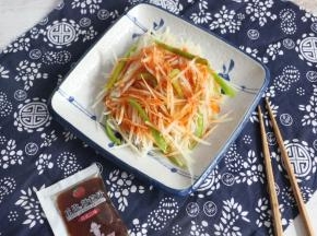 香辣爽口，用丘比沙拉汁做这道菜非常方便。