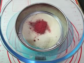 1. 红甜菜根粉过筛加入TPT粉中