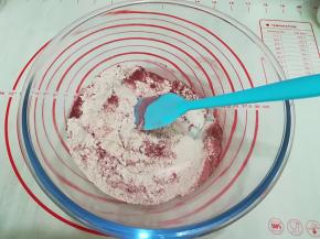 2. 加入19克蛋白用刮刀混合均匀