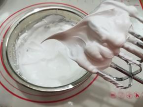 4. 用打蛋器打至硬性发泡