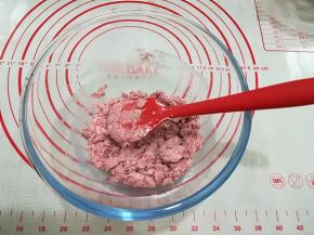 8. 第二次用翻拌的手法，拌匀后加入

第三次蛋白霜，提起面糊可以呈缎带状下落
(此步骤忘拍可看
http://www.weiyoums.com/recipe/rcpDetail/7040.html?ism=me