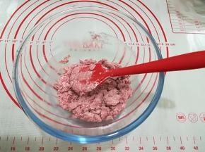 8. 第二次用翻拌的手法，拌匀后加入

第三次蛋白霜，提起面糊可以呈缎带状下落
(此步骤忘拍可看
http://www.weiyoums.com/recipe/rcpDetail/7040.html?ism=me