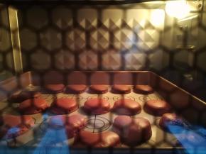 11. 烤箱预热160度，放入烤盘，烤14分钟这是烤5分钟时的裙边状态