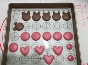 10. 在烤盘上挤出圆形状，挤好后震几下烤盘，然后用牙签挑出气泡

放在通风处自然晾干，时间根据结皮程度而变，可以用指尖轻按一按，不沾手，软壳就可以
(此步骤忘拍可看
http://www.weiyoums.com/recipe/rcpDetail/7040.html?ism=me