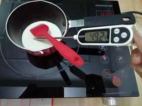 14. 内馅制作：将淡奶油小火加热至起小泡