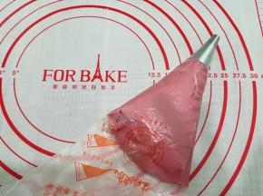 9. 将面糊装入裱花袋