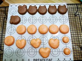 12. 出炉的马卡龙饼壳