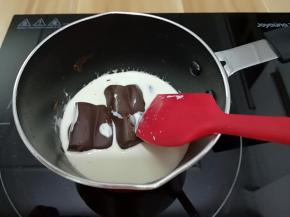 15. 加入黑巧克力搅拌融化，我用的是德芙黑巧克力
