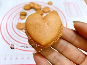 19. 加上馅后，放上另一块马卡龙，捏紧即可