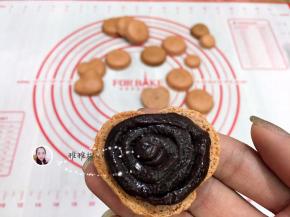 18. 剪个小口，将巧克力馅挤在马卡龙上