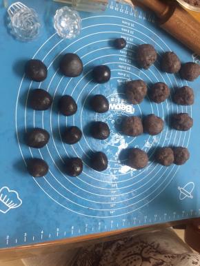 将红豆沙馅分成30克一个团，咖啡桃山皮20克一个团