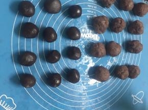 将红豆沙馅分成30克一个团，咖啡桃山皮20克一个团