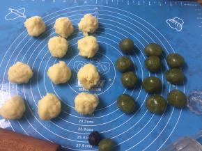 绿豆沙馅和抹茶桃山皮一样处理，两种桃山皮都多了10克，放一起做了个双色的