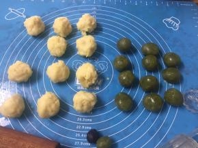 绿豆沙馅和抹茶桃山皮一样处理，两种桃山皮都多了10克，放一起做了个双色的
