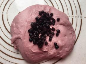 取出面团加入蓝莓干揉匀