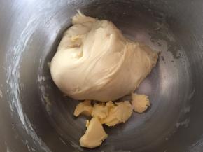 揉到扩展阶段时放入黄油和盐，继续揉面