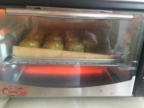 表面喷水，放入预热好的烤箱150度烤10分钟定型