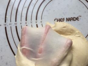 揉到完全阶段时取出面团，平均分成两份