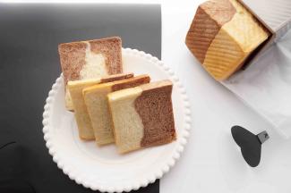 柔软好吃的双拼吐司就做好了