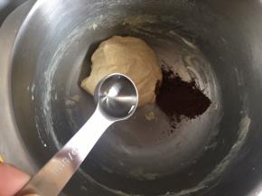 取一半面团放回盆中，加入辅料中的可可粉和清水揉匀