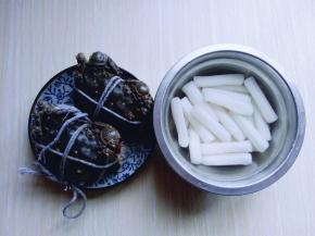 准备好食材:把年糕冷水冲洗干净，用温水泡软。(如果是软的年糕不用泡)