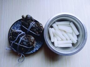 准备好食材:把年糕冷水冲洗干净，用温水泡软。(如果是软的年糕不用泡)