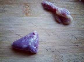 首先将鸡心头切掉，依次做完。