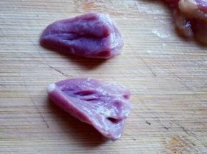 再将鸡心一切二。