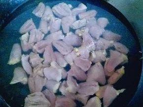 鸡心焯水，水烧开后加入切好的鸡心，大火烧开立即捞出，过冷水，