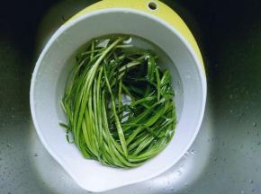 韭菜摘干净后，冷水冲洗，加盐泡10分钟。