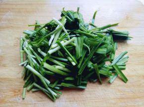 泡好的韭菜捞出淋干水份，切段。