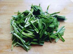 泡好的韭菜捞出淋干水份，切段。