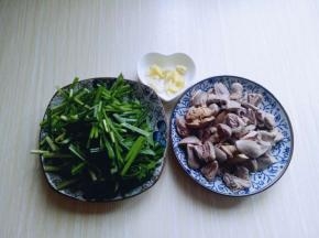 准备完成，蒜，姜去皮切碎。