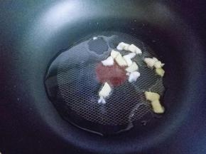 起油锅，加入蒜姜炒香。