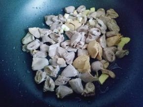 加入焯水的鸡心。