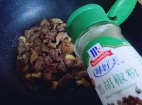 加入胡椒粉。根据个人口味，可以不放。