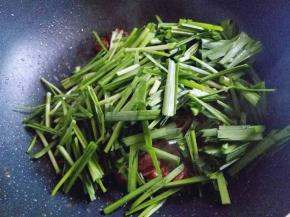 加入切好的韭菜。快速翻炒均匀出锅。