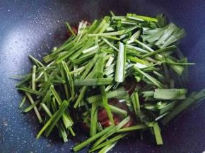 加入切好的韭菜。快速翻炒均匀出锅。
