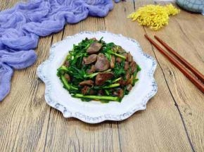 装盘。美味的家常菜。