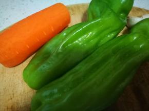 准备好青椒胡萝卜大蒜，洗净，用布擦干水分