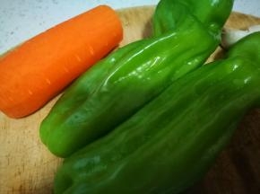 准备好青椒胡萝卜大蒜，洗净，用布擦干水分