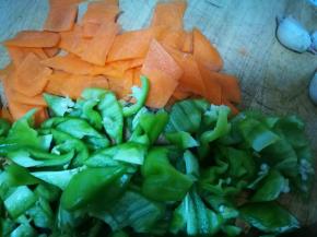 胡萝卜切片，青椒切片，大蒜切粒