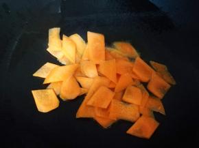 锅烧热，倒花生油，接着放胡萝卜片，翻炒